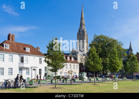 La guglia della Cattedrale di Salisbury da coristi Square, Salisbury, Wiltshire, Inghilterra, Regno Unito Foto Stock