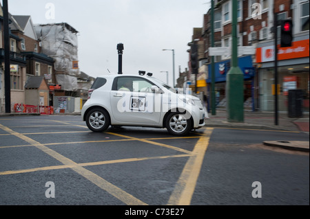 Una smart auto con una scatola di giunzione sulla fotocamera il tetto impedendo le vetture da bloccare la casella. Foto Stock