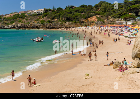 Il Portogallo, nei pressi di Albufeira Praia da Oura Beach in estate Foto Stock