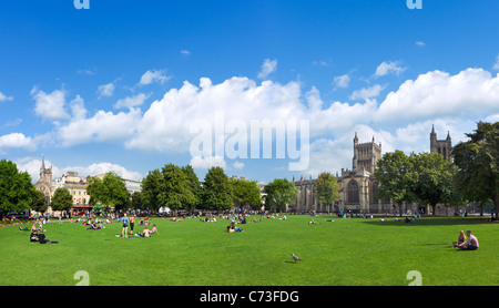 College Green di fronte alla Cattedrale e nel centro della città di Bristol, Avon, Regno Unito Foto Stock