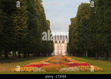 Fila di alberi con fontana e letti di fiori, Bad Pyrmont giardini, Bad Pyrmont, Hameln-Pyrmont, Bassa Sassonia, Germania settentrionale Foto Stock