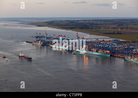 Vista aerea del contenitore porta contenitori gru da carico e navi lungo il Quai coastal turbine eoliche in background Bre Foto Stock