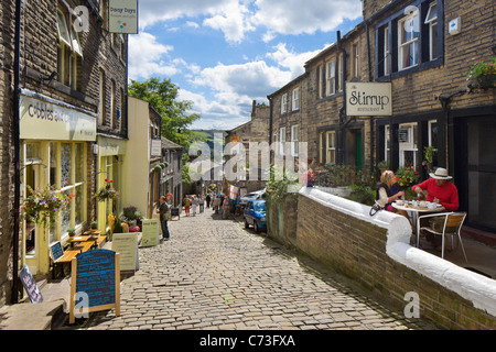 La strada principale del villaggio di Haworth, West Yorkshire, Inghilterra, Regno Unito Foto Stock