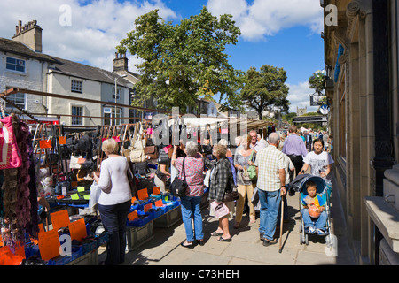 Le bancarelle del mercato sulla High Street a Skipton, North Yorkshire, Inghilterra, Regno Unito Foto Stock