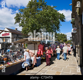 Le bancarelle del mercato sulla High Street a Skipton, North Yorkshire, Inghilterra, Regno Unito Foto Stock