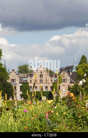 Vista attraverso il giardino verso il castello di Ippenburg, Bad Essen, Bassa Sassonia, Germania Foto Stock