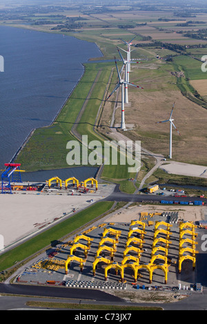 Le turbine eoliche nei pressi del porto, Cuxhaven, Bassa Sassonia, Germania Foto Stock