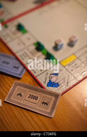 Gioco di monopoli, versione tedesca, dettaglio sfocato, il denaro di gioco, Germania Foto Stock