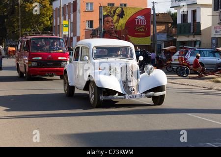 Strada di Antsirabe, Madagascar, con Citroën Avant trazione Foto Stock
