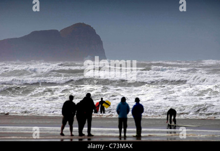 Surfers sfidando il mare grosso a Llangennith beach sulla Penisola di Gower come tailend dell uragano Katia ha raggiunto nel Regno Unito. Foto Stock