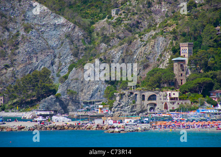 La spiaggia e rocciosa costa di Monterosso al Mare, le Cinque Terre, sito Patrimonio Mondiale dell'Unesco, la Liguria di Levante, Italia, mare Mediterraneo, Europa Foto Stock