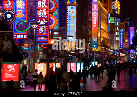 Insegne al neon sopra i negozi lungo la Nanjing Road, Shanghai, Cina Foto Stock