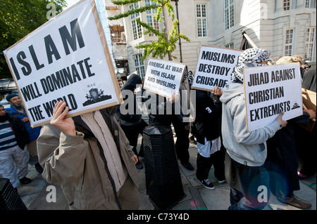 L'EDL protestare contro un gruppo di musulmani contro le crociate che stanno cercando di disturbare un memoriale di servizio per i 9/11 di attacco. Foto Stock