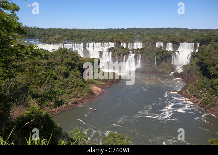 Iguassu Falls visto dal lato Brasiliano, Paraná, Brasile, Sud America. Foto Stock