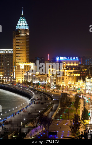 Shangai skyline notturno (vista lungo il fiume Huangpu e il Bund), Shanghai, Cina Foto Stock