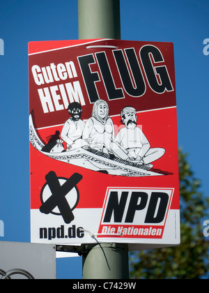 Partito razzista politica manifesto elettorale dalla NPD o Nazionale Partito Democratico della Germania a Berlino prima delle elezioni il 18 settembre Foto Stock