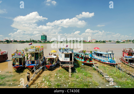 Le imbarcazioni turistiche sul fiume Tonle Sap in Cambogia Foto Stock