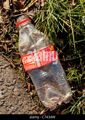Plastica Coca Cola bottiglia scartato e lasciato in campagna in Gran Bretagna Foto Stock
