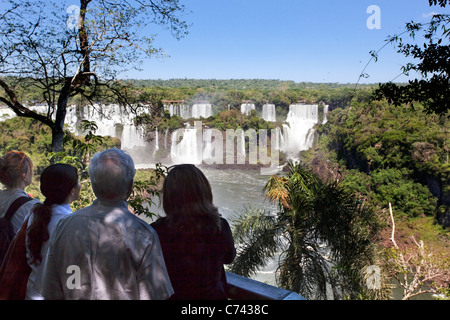 I turisti a Iguassu Falls visto dal lato Brasiliano, Paraná, Brasile, Sud America. Foto Stock
