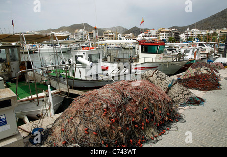 Attività di pesca i pescherecci con reti da traino a Port de Pollenca Mallorca Spagna Spain Foto Stock