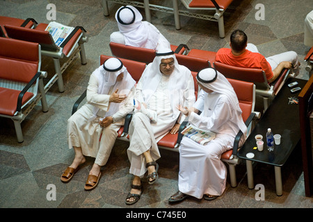 Tre uomini a discutere in borsa Kuwait City Kuwait Foto Stock