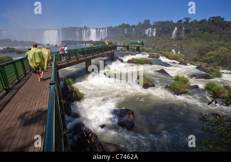 I turisti a Iguassu Falls visto dal lato Brasiliano, Paraná, Brasile, Sud America. Foto Stock