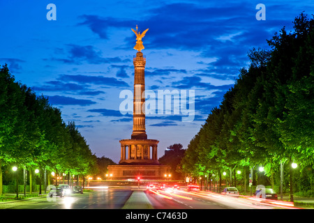 Xvii Giugno Street con la Colonna della Vittoria in twilight Berlino Germania Foto Stock