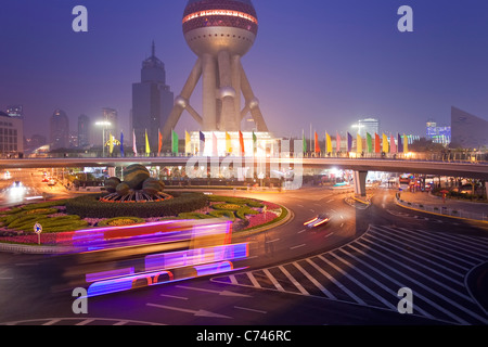 Persone su una passerella elevata, Century Avenue, Pudong, Shanghai, Cina Foto Stock