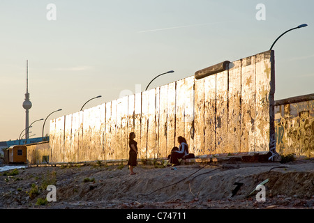 Resti di mura dietro la Galleria Eastside Berlino Germania Foto Stock