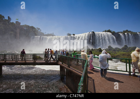 I turisti a Iguassu Falls visto dal lato Brasiliano, Paraná, Brasile, Sud America. Foto Stock