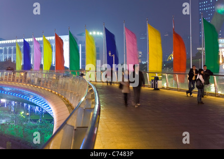 Persone su una passerella elevata, Century Avenue, Pudong, Shanghai, Cina Foto Stock