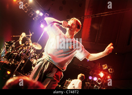 SIMPLE MINDS UK del gruppo rock con Jim Kerr nel 1984. Foto Robin Ridley Foto Stock