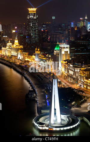 Shangai skyline notturno (vista lungo il fiume Huangpu e il Bund), Shanghai, Cina Foto Stock