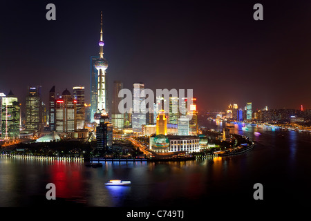 Nuovo skyline di Pudong guardando attraverso il fiume Huangpu dal Bund Shanghai in Cina Foto Stock