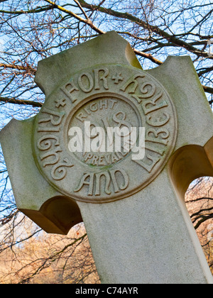 Prima Guerra Mondiale Memorial in Starkholmes Derbyshire Regno Unito con il diritto di libertà e di diritto ha prevalso 1918 incisa sulla pietra Foto Stock