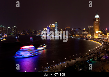 Shangai skyline notturno (vista lungo il fiume Huangpu e il Bund), Shanghai, Cina Foto Stock