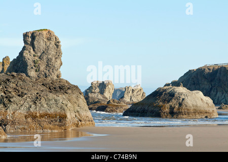 Formazioni di roccia vicino a faccia Rock, Bandon, Oregon, Stati Uniti d'America Foto Stock