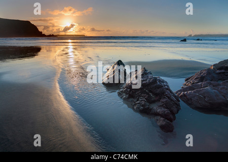 Tramonto su Albion Sands in Pembrokeshire, Galles Foto Stock