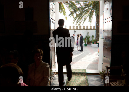 Un groom in attesa della sua sposa in corrispondenza di un ingresso della chiesa Siviglia Spagna Foto Stock