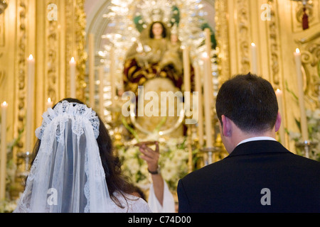 Sposa e lo sposo in piedi presso un altare Siviglia Spagna Foto Stock