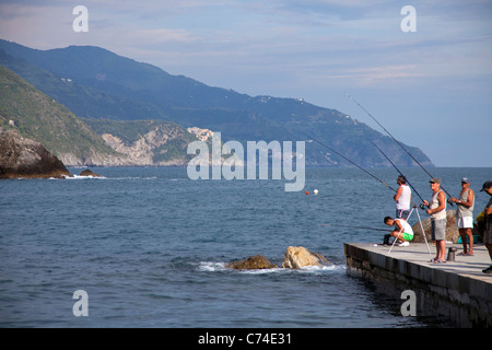 Pescatore presso il molo di Monterosso al Mare, le Cinque Terre, sito Patrimonio Mondiale dell'Unesco, la Liguria di Levante, Italia, mare Mediterraneo, Europa Foto Stock
