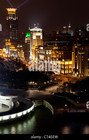 Shangai skyline notturno (vista lungo il fiume Huangpu e il Bund), Shanghai, Cina Foto Stock