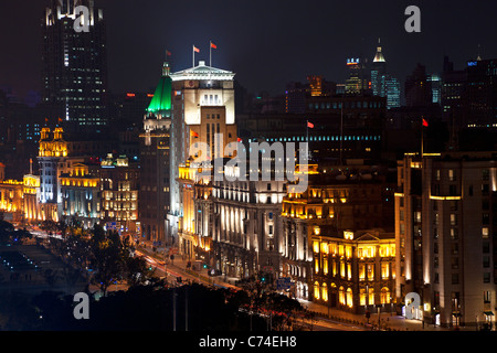 Shangai skyline notturno (vista lungo il fiume Huangpu e il Bund), Shanghai, Cina Foto Stock