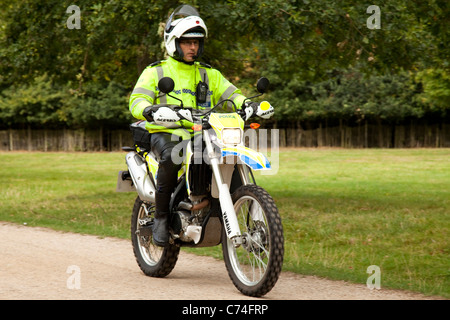 Un ufficio di polizia su un disordinatore di motocross off road police bike in un parco in Inghilterra Nottingham REGNO UNITO Foto Stock