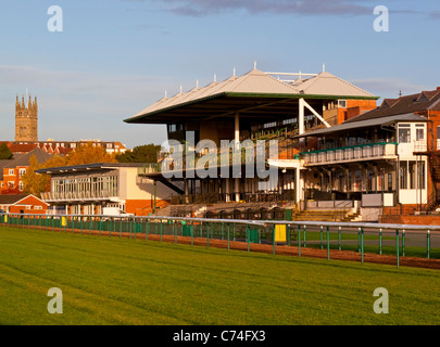 La tribuna a Warwick Racecourse nel Warwickshire Inghilterra dove Horse Racing ha avuto luogo per oltre 200 anni Foto Stock