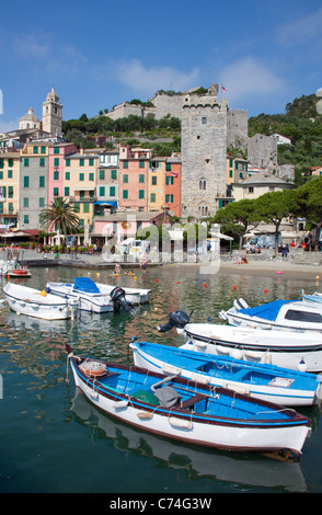 Porto e coloratissima fila di case, il villaggio di pescatori di Porto Venere, provincia di La Spezia Liguria di Levante, Italia, mare Mediterraneo, Europa Foto Stock