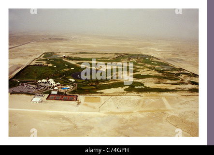 Vedute aeree di Emirates Golf Club est nel 1988 al di fuori di Dubai, sito del Dubai Desert Classic, oggi un quartiere urbano. Foto Stock