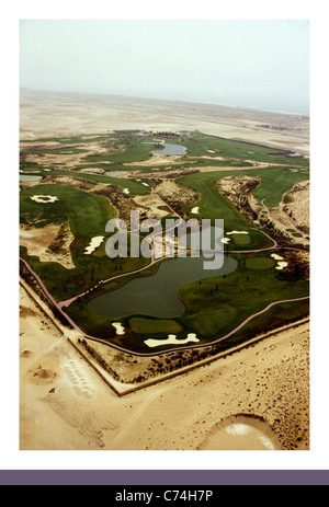 Vedute aeree di Emirates Golf Club est nel 1988 al di fuori di Dubai, sito del Dubai Desert Classic, oggi un quartiere urbano. Foto Stock