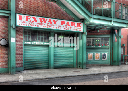 Una vista del centro storico di Fenway Park di Boston, Massachusetts da appena fuori il cancello e sul Lansdowne street. Foto Stock