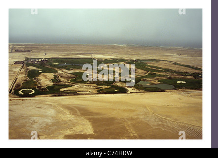 Vedute aeree di Emirates Golf Club est nel 1988 al di fuori di Dubai, sito del Dubai Desert Classic, oggi un quartiere urbano. Foto Stock